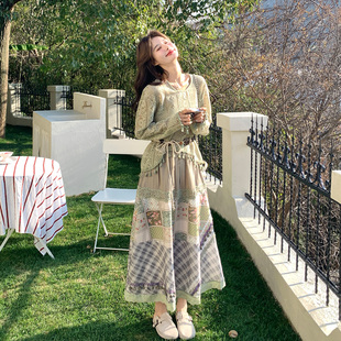 绿色法式田园风套装女2026春季新款镂空流苏罩衫印花半身裙两件套