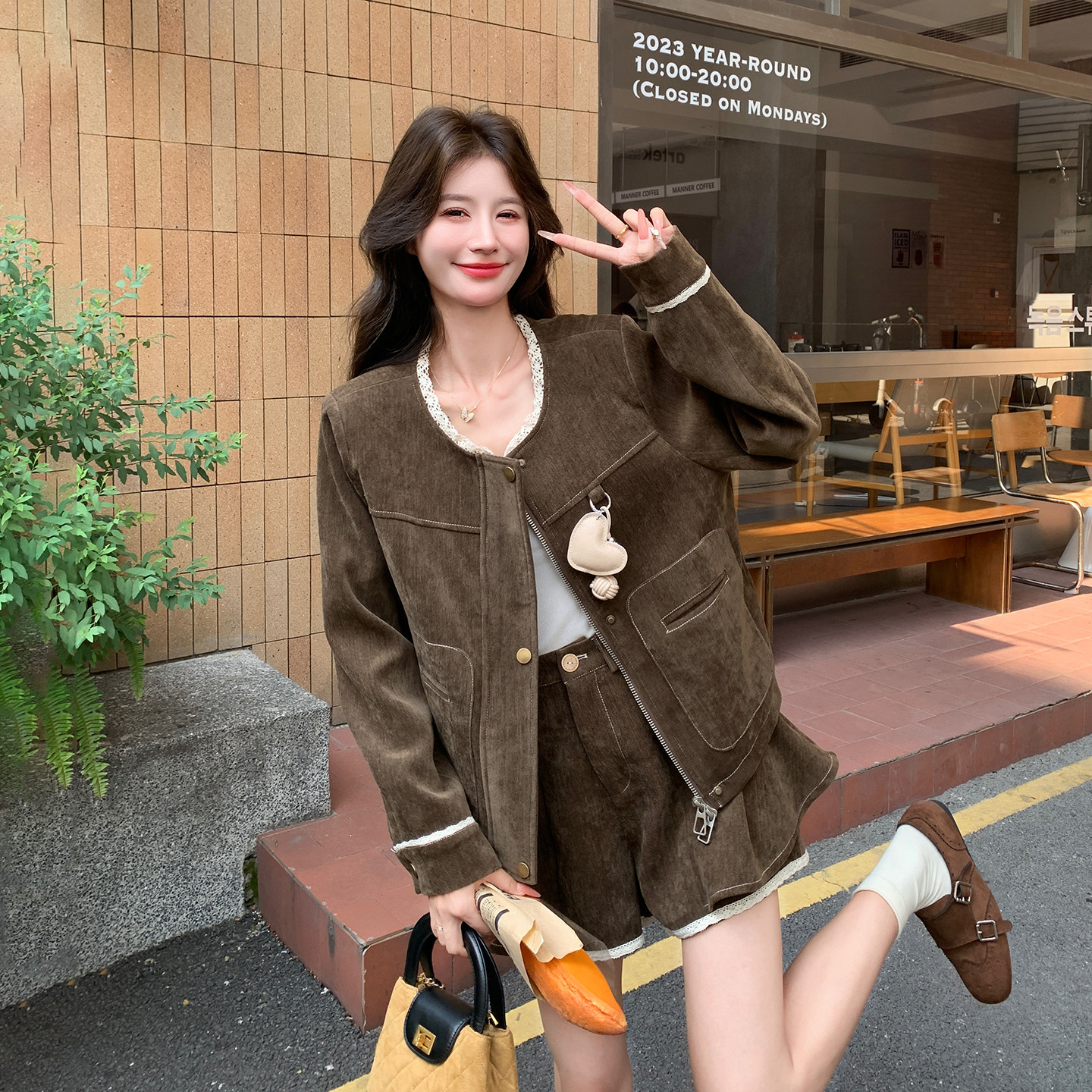 咖色系松弛感套装女2026秋新款复古蕾丝花边灯芯绒外套裙裤两件套