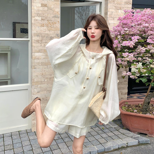 白色连帽衬衫短裤三件套