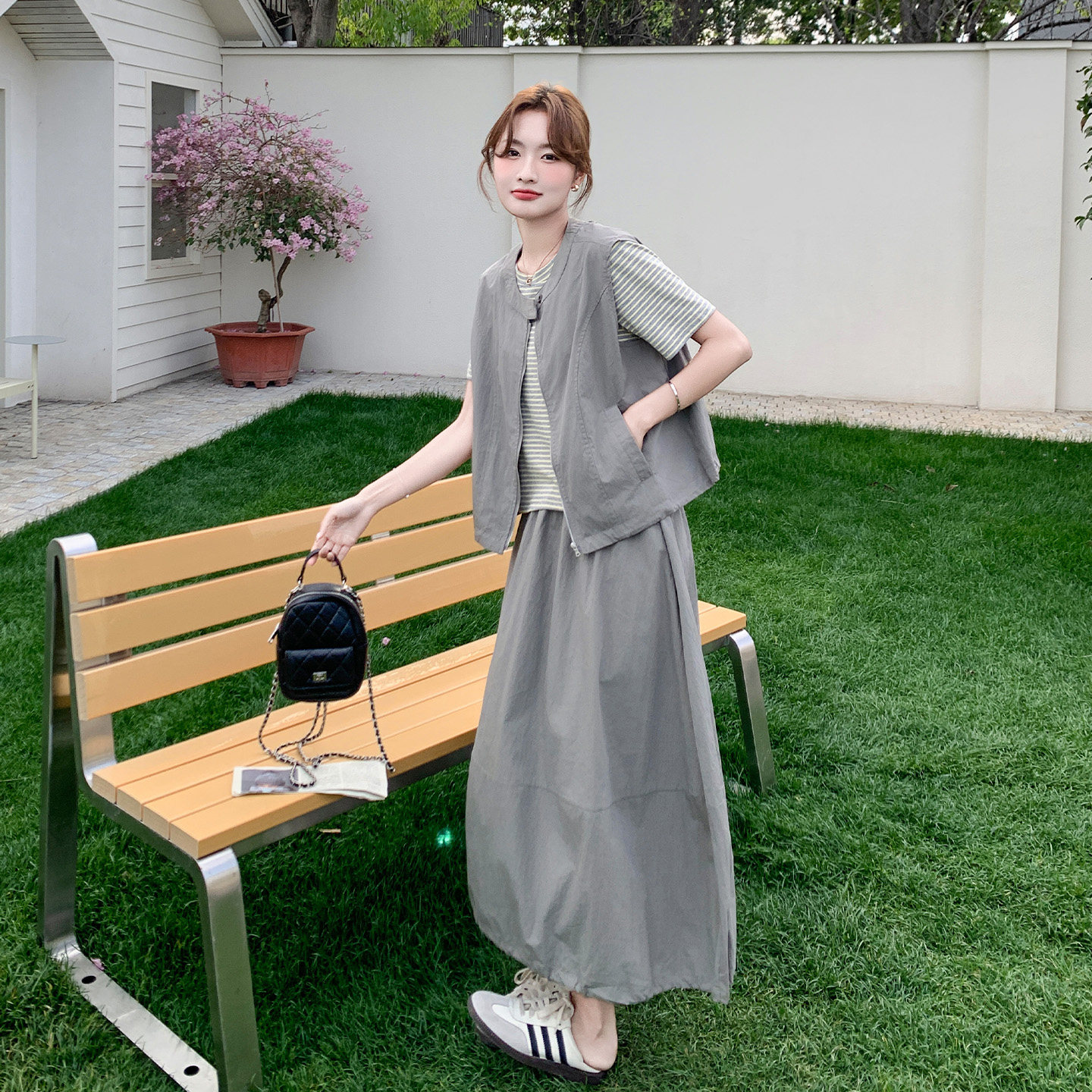 夏日韩版时髦巨洋气套装女2026新款休闲马甲条纹T恤半身裙三件套