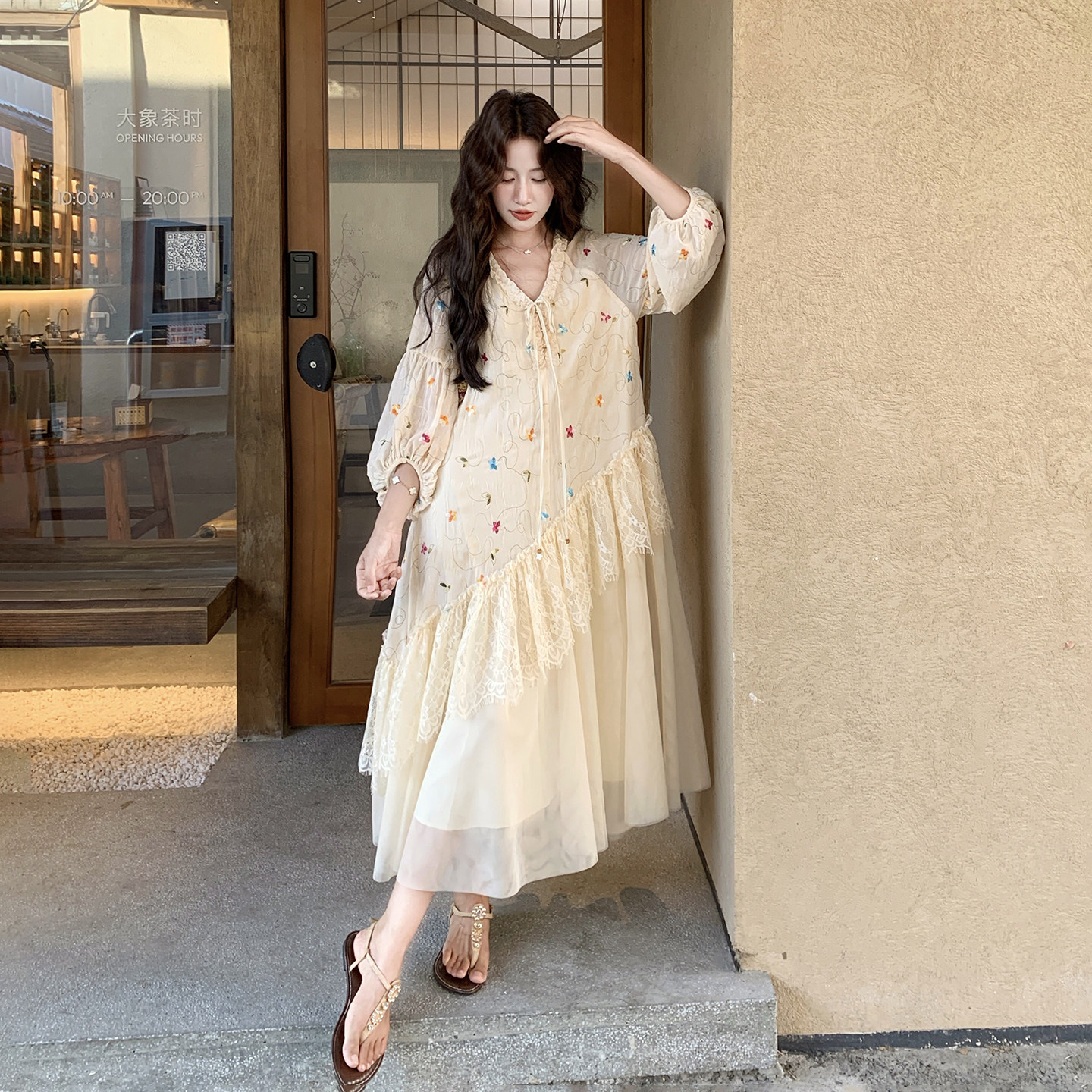 杏色温柔气质优雅风刺绣连衣裙女2026新款夏日法式蕾丝拼接A字裙