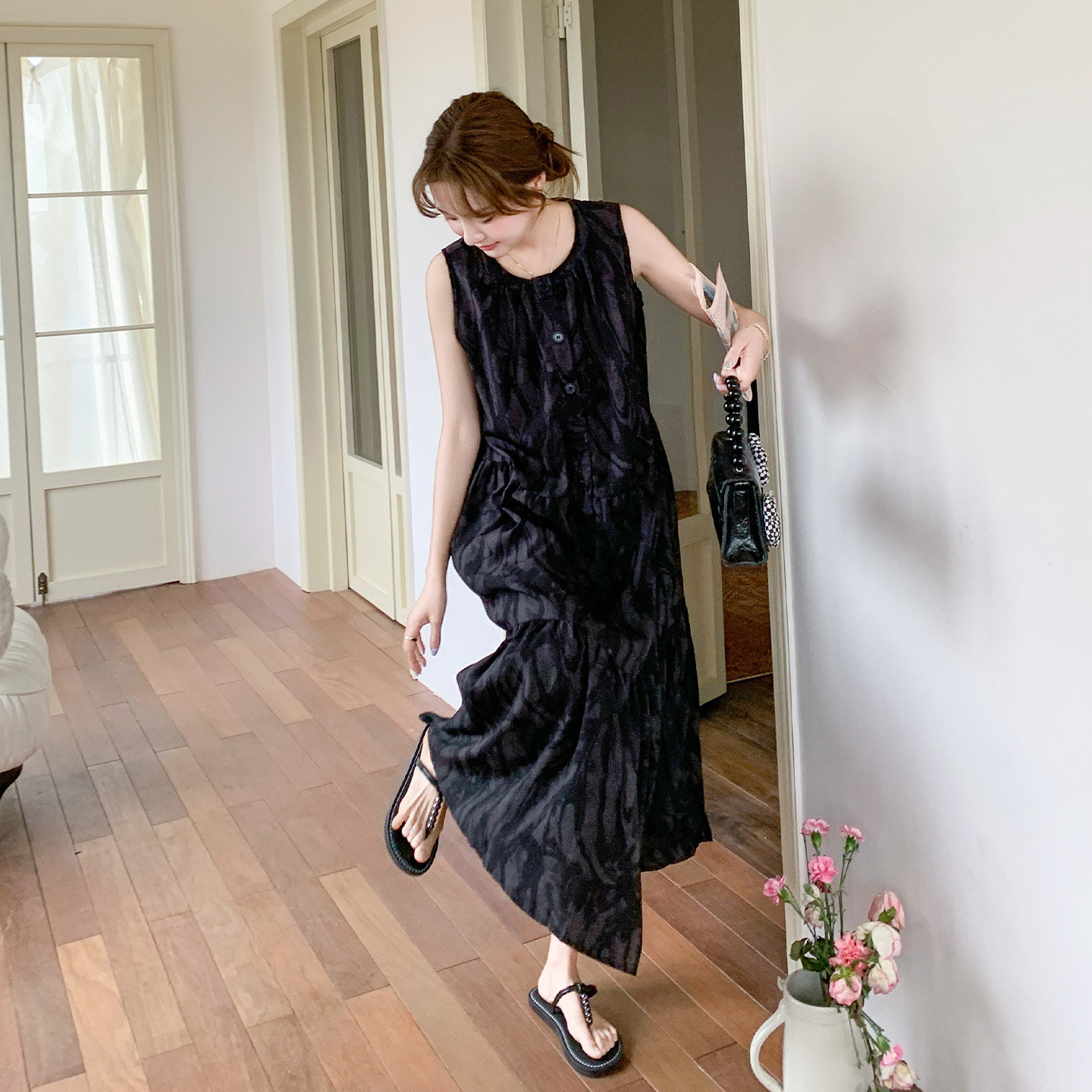 黑色简约高级感气质连衣裙2026夏季新款时尚设计感印花无袖背心裙