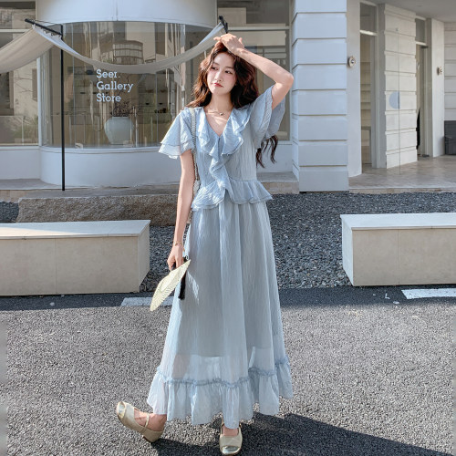 蓝色温柔优雅风荷叶边V领连衣裙女2026新款夏日高腰显瘦气质A字裙