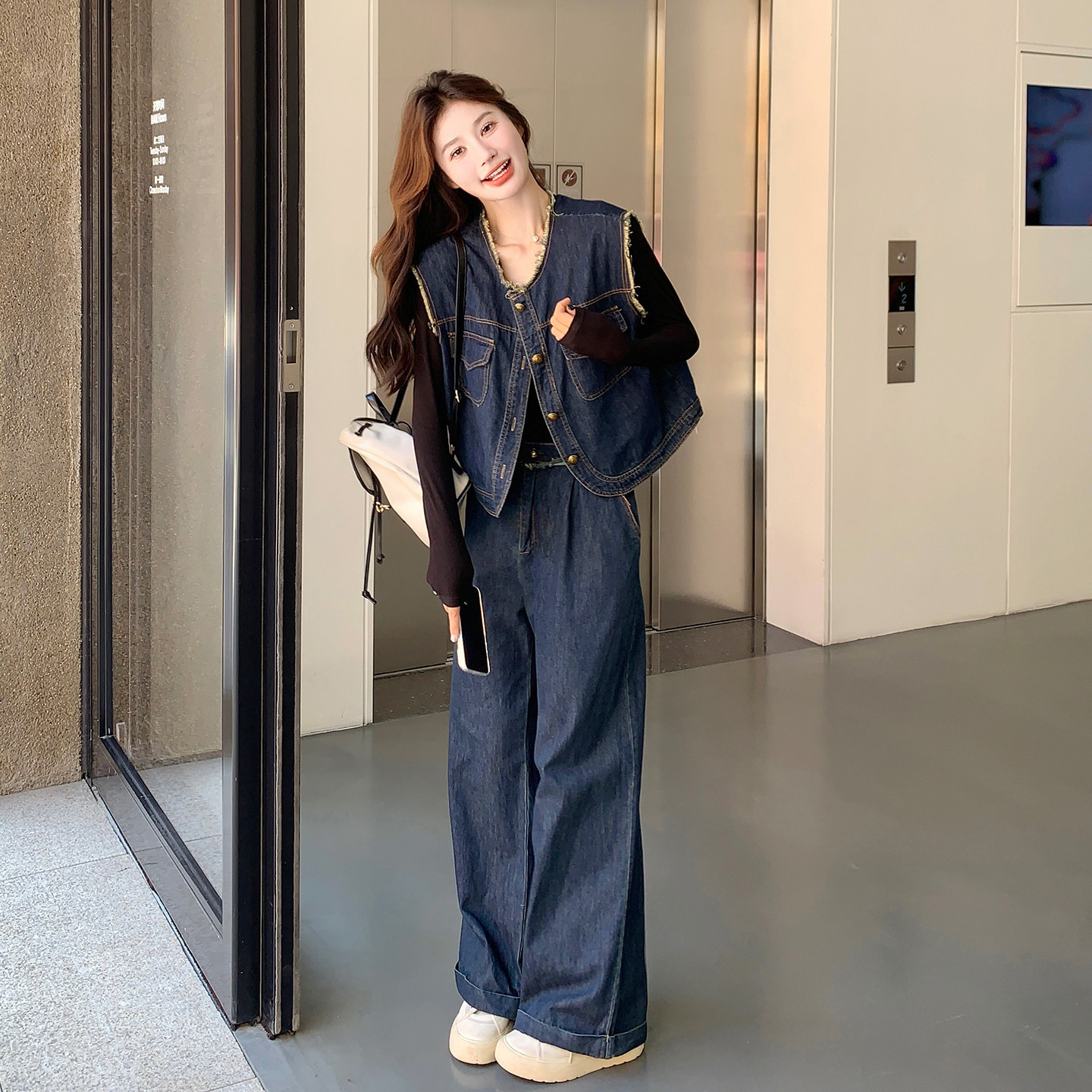 深蓝色复古休闲风毛边牛仔马甲套装女2026春新款时尚阔腿裤两件套