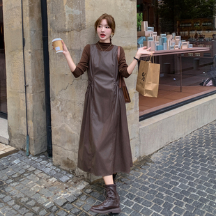 咖色美拉德复古PU皮连衣裙套装女2026春季显瘦打底衫背心裙两件套