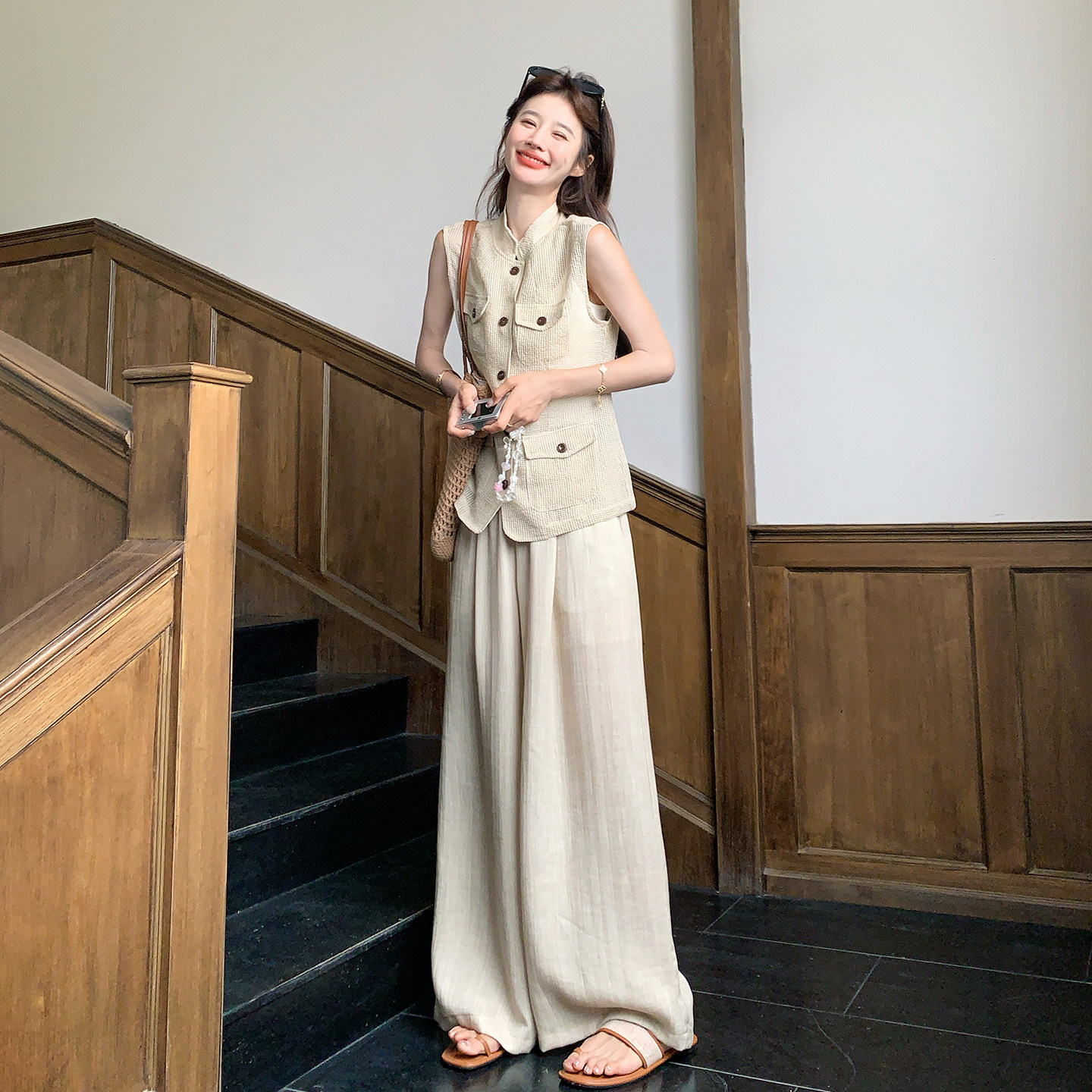 卡其色夏日文艺松弛感女士套装2026新款立领网格马甲阔腿裤两件套