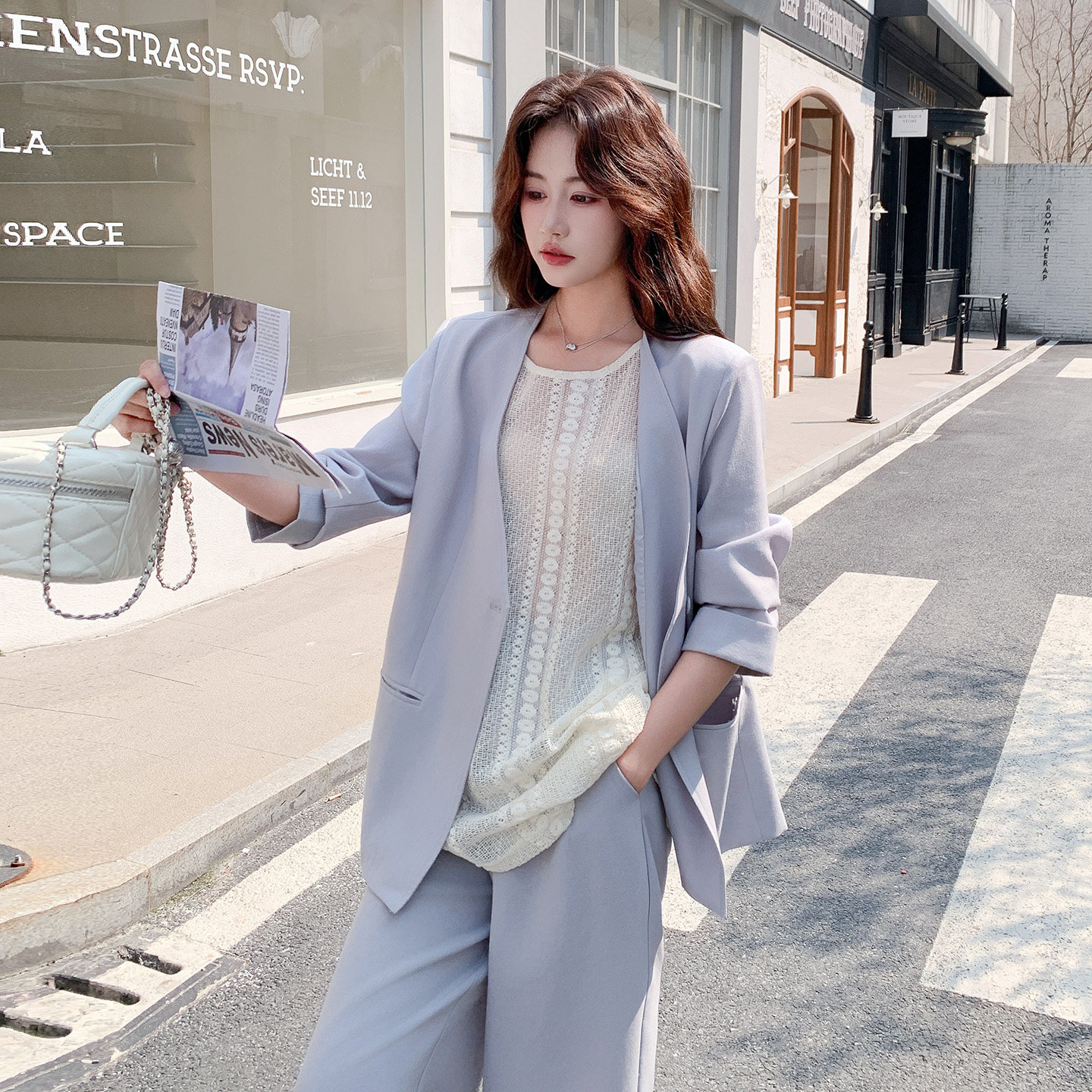 浅蓝色高端干练气质套装女2026春新款无领西装蕾丝背心长裤三件套