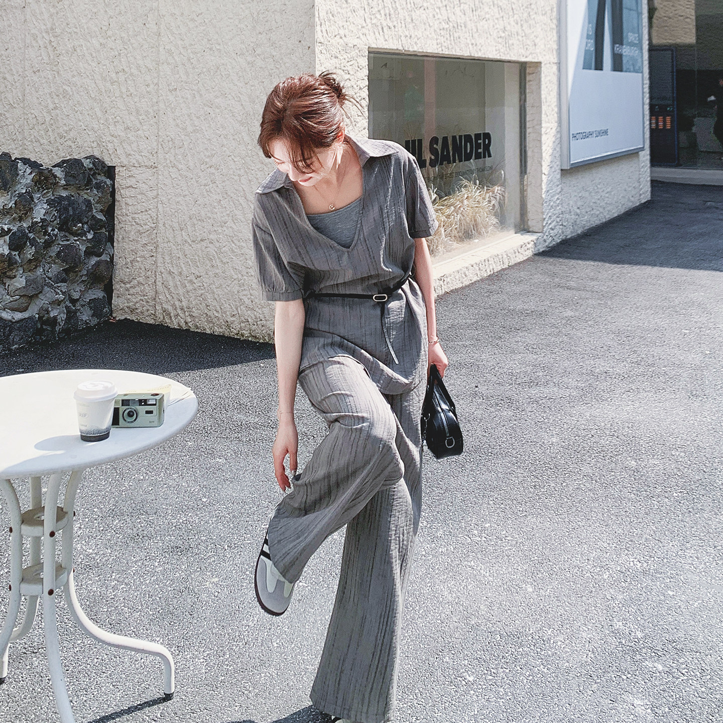 灰色小众不撞款2026年夏日穿搭休闲短袖上衣内搭背心阔腿裤三件套