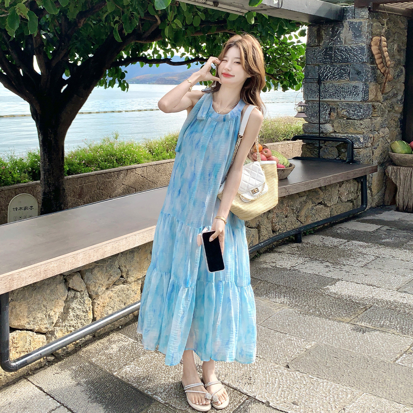 蓝色立体花朵挂脖连衣裙女夏仙气