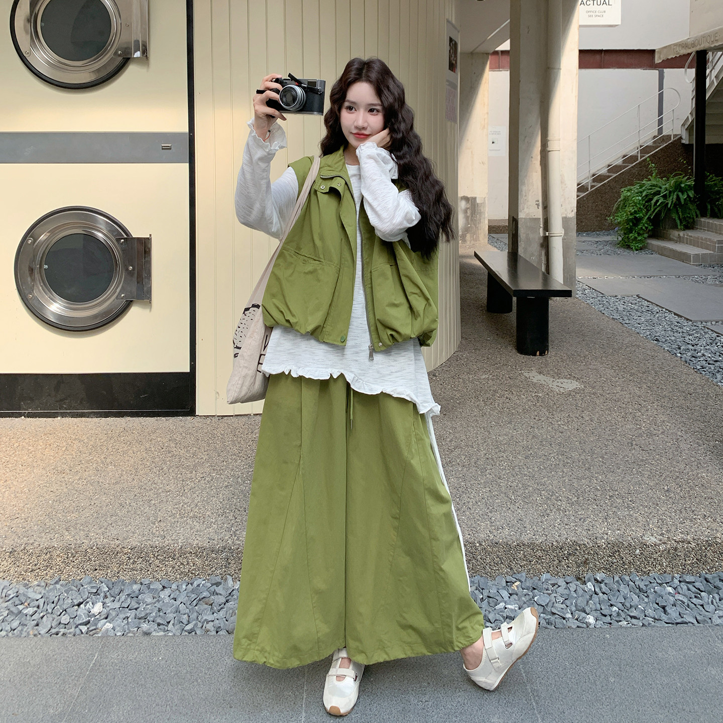 绿色森系慵懒风穿搭女2026新款工装气质马甲不规则内搭长裤三件套