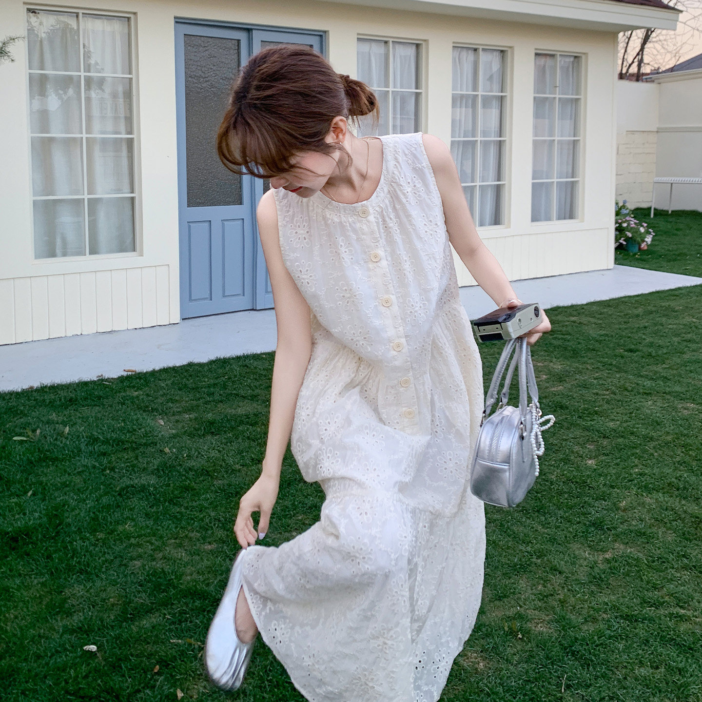 米白色温柔优雅风无袖连衣裙女2026夏季新款高级感镂空提花背心裙