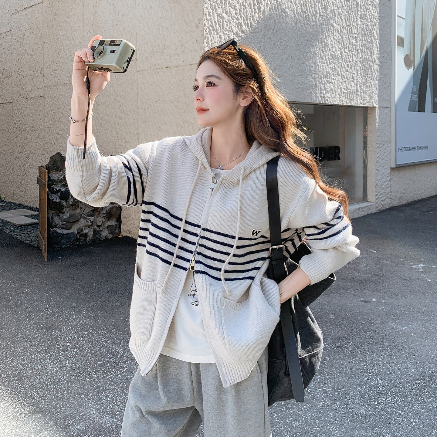 米色韩系穿搭松弛感撞色条纹针织外套女2026春新款慵懒风连帽开衫