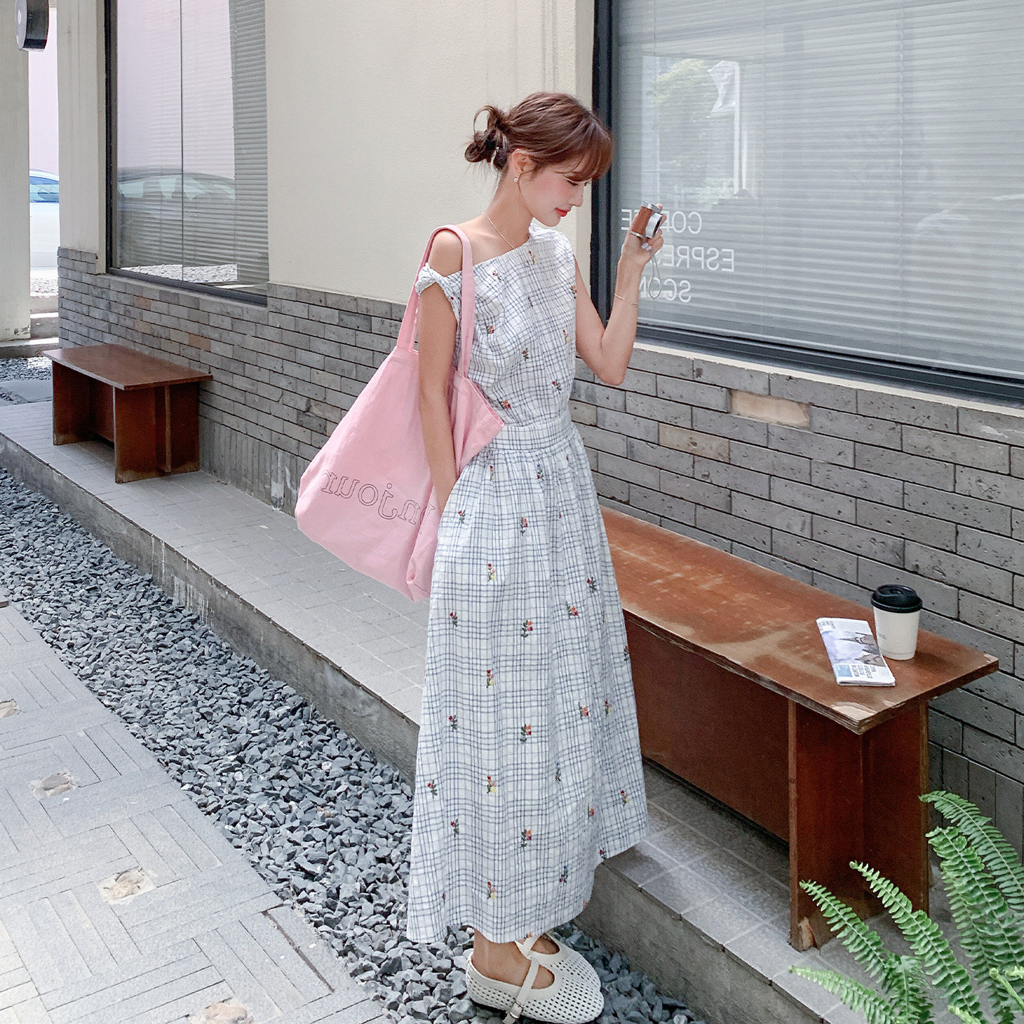 夏日盐系甜酷少女感减龄连衣裙2026新款法式浪漫风露肩格纹碎花裙