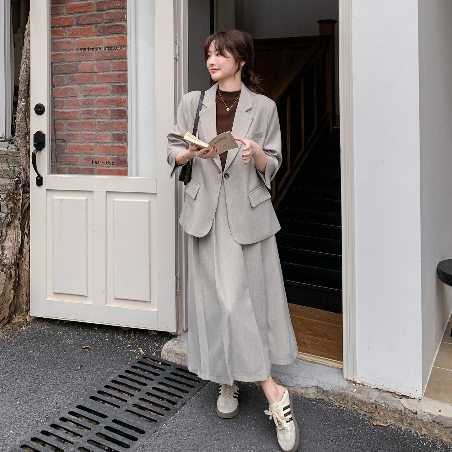 米灰色韩系高级感西服套装裙女2026春通勤风V领西装半身裙两件套