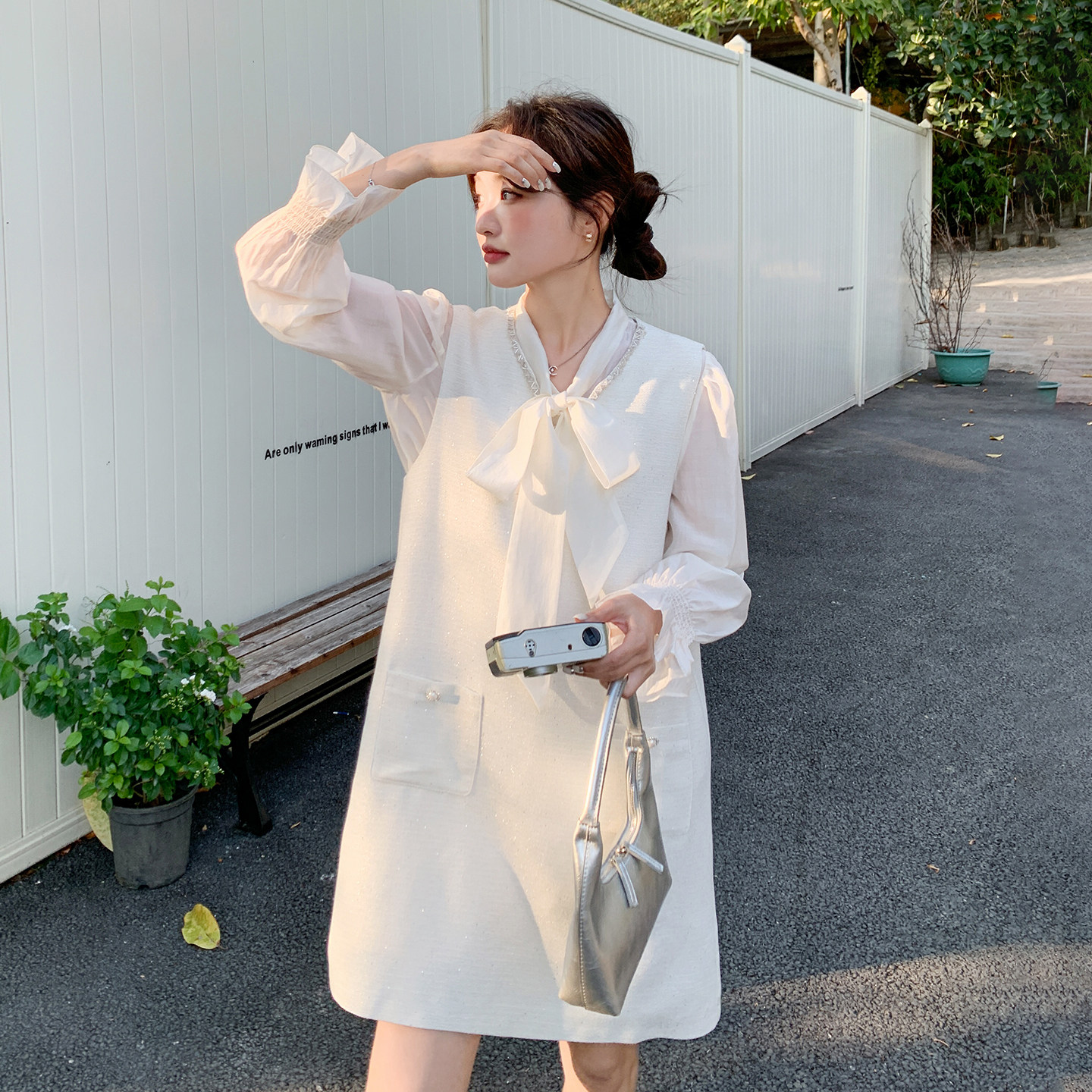 米白色高级感千金风背心连衣裙套装女2026早春新款领结内搭两件套