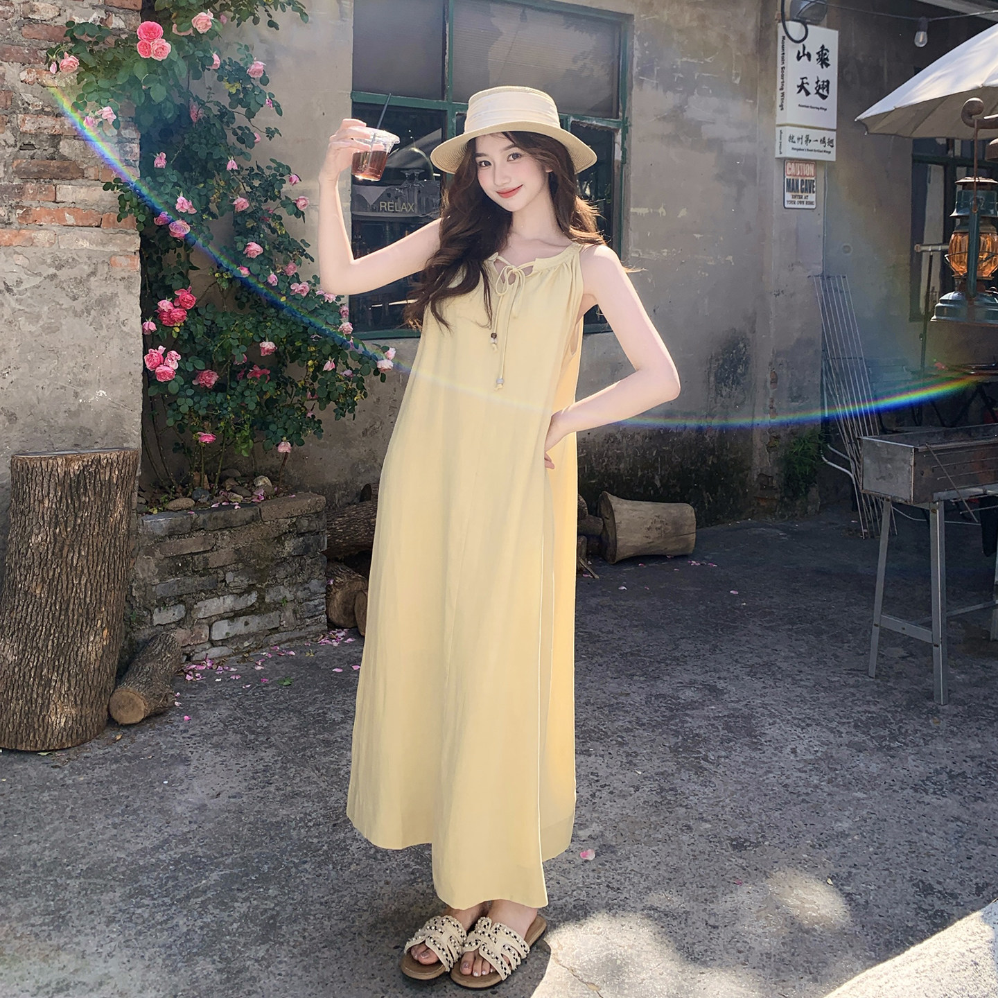 法式明媚大气温柔风无袖连衣裙女2026新款夏日时尚显瘦气质背心裙