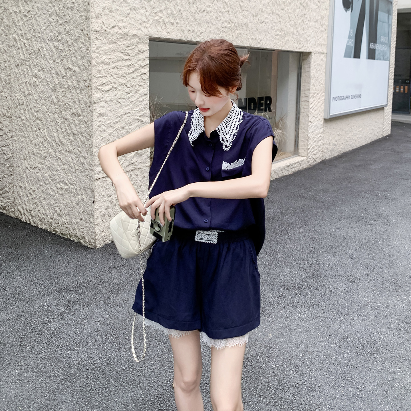 藏青色温柔减龄松弛感蕾丝拼接套装女2026新款翻领衬衫短裤两件套