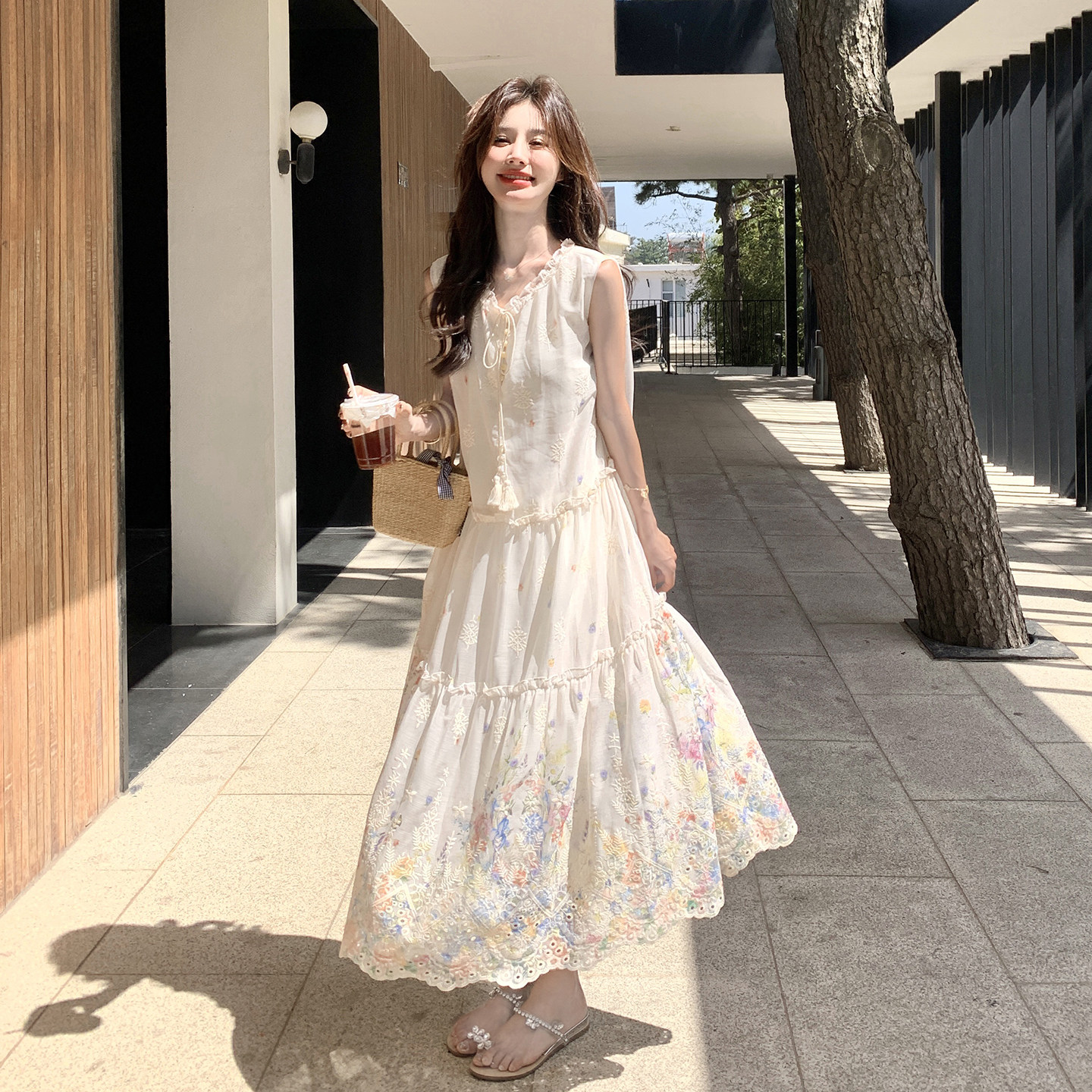 特别漂亮法式田园风印花背心连衣裙女2026初夏新款蕾丝绣花A字裙