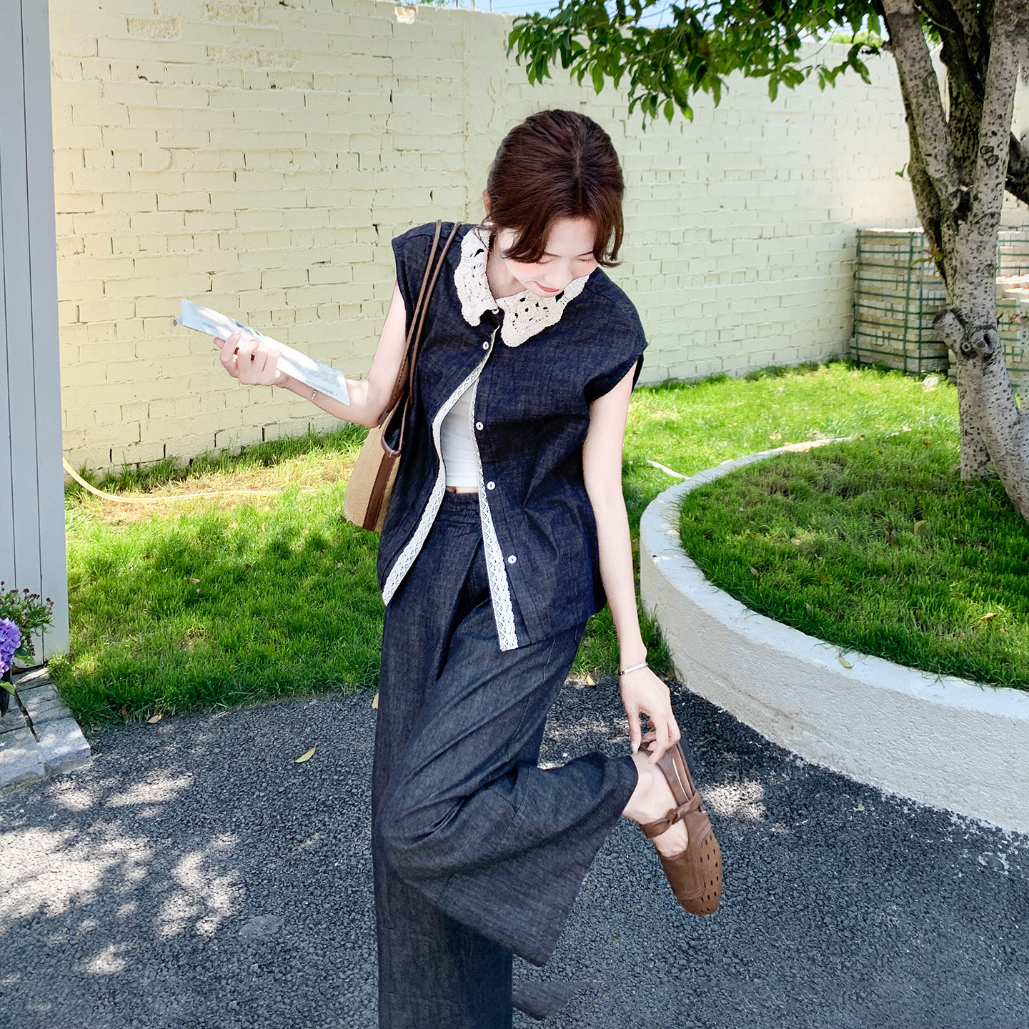 深蓝色简约休闲风蕾丝拼接套装女2026新款无袖上衣阔腿裤两件套夏