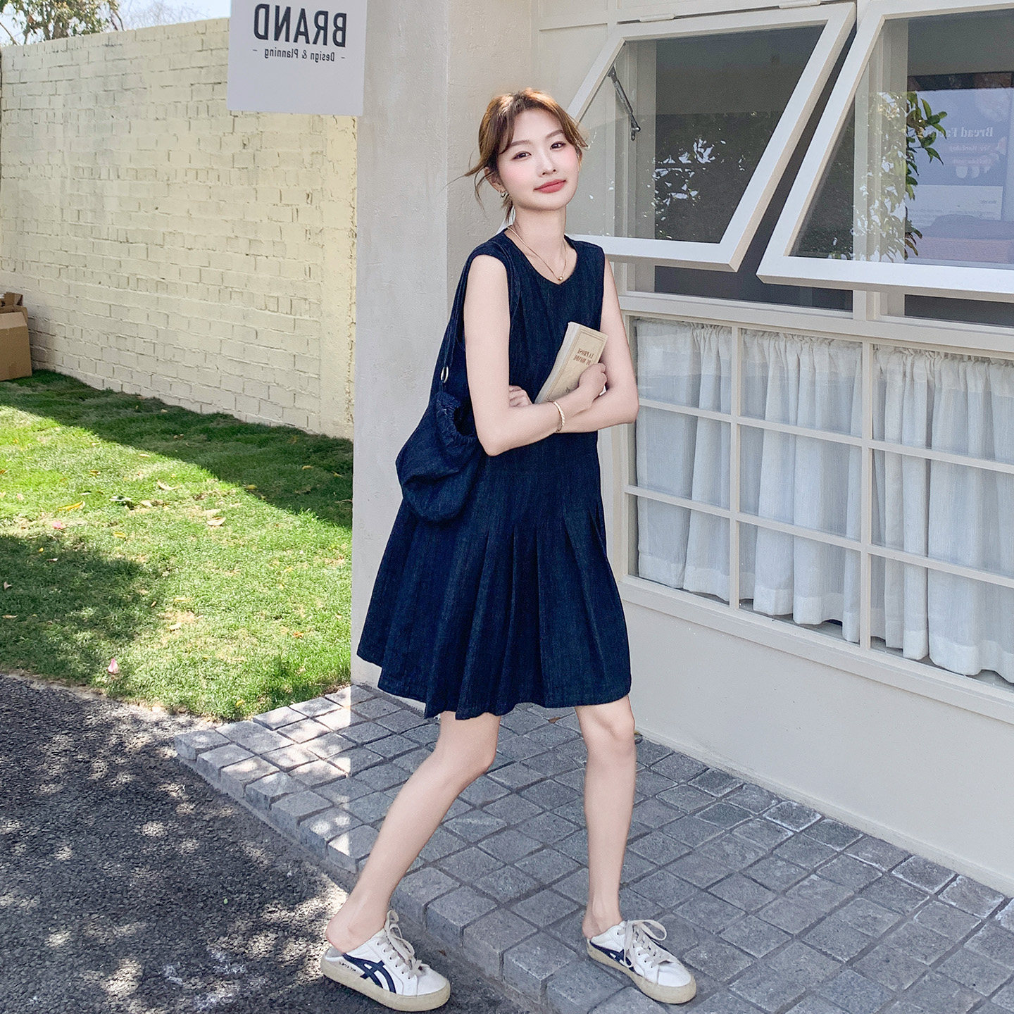 深蓝色小个子简约学院风牛仔背心连衣裙女2026夏季新款百褶A字裙