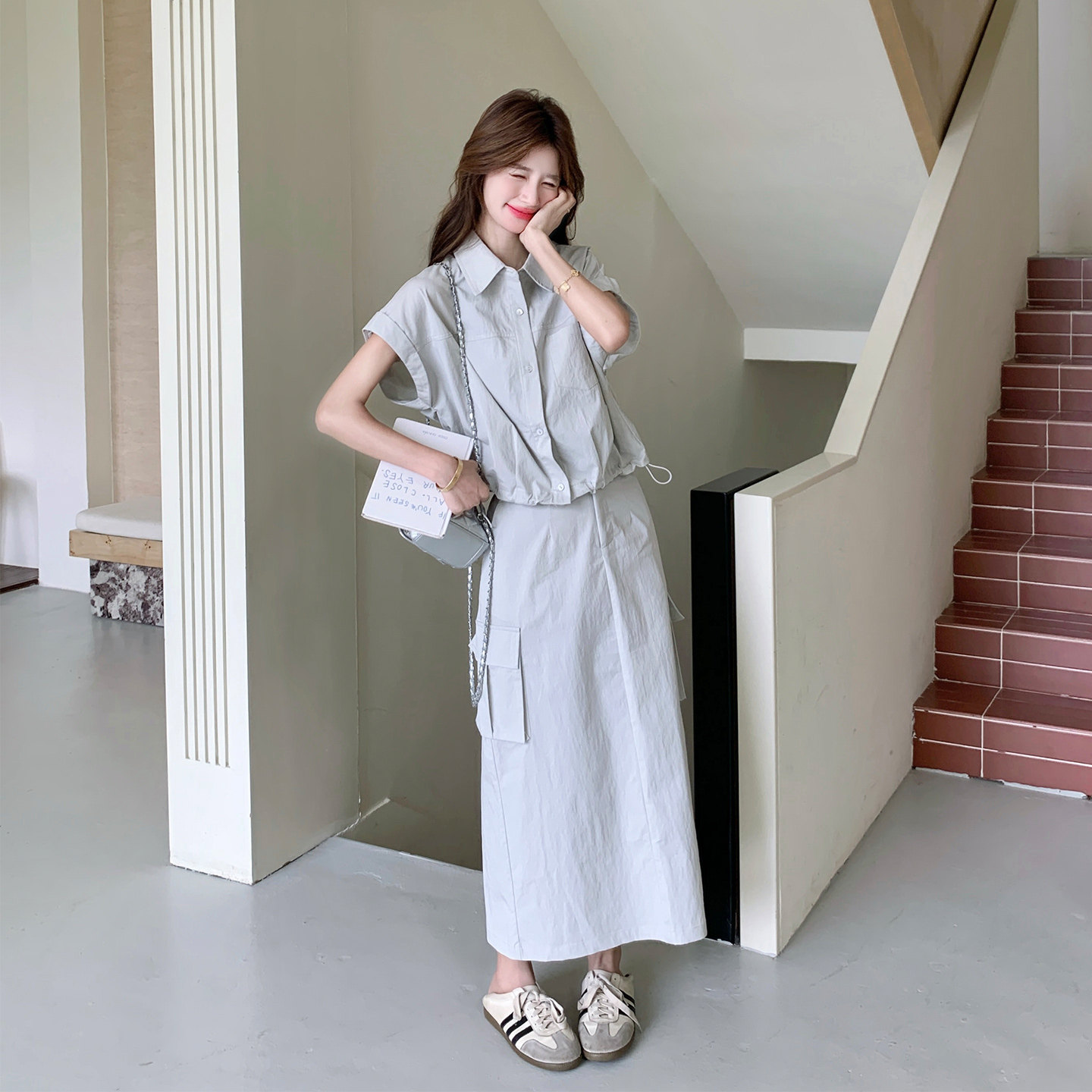 灰色时尚百搭通勤风套装女夏日短袖衬衫条纹内搭半身裙三件套2026