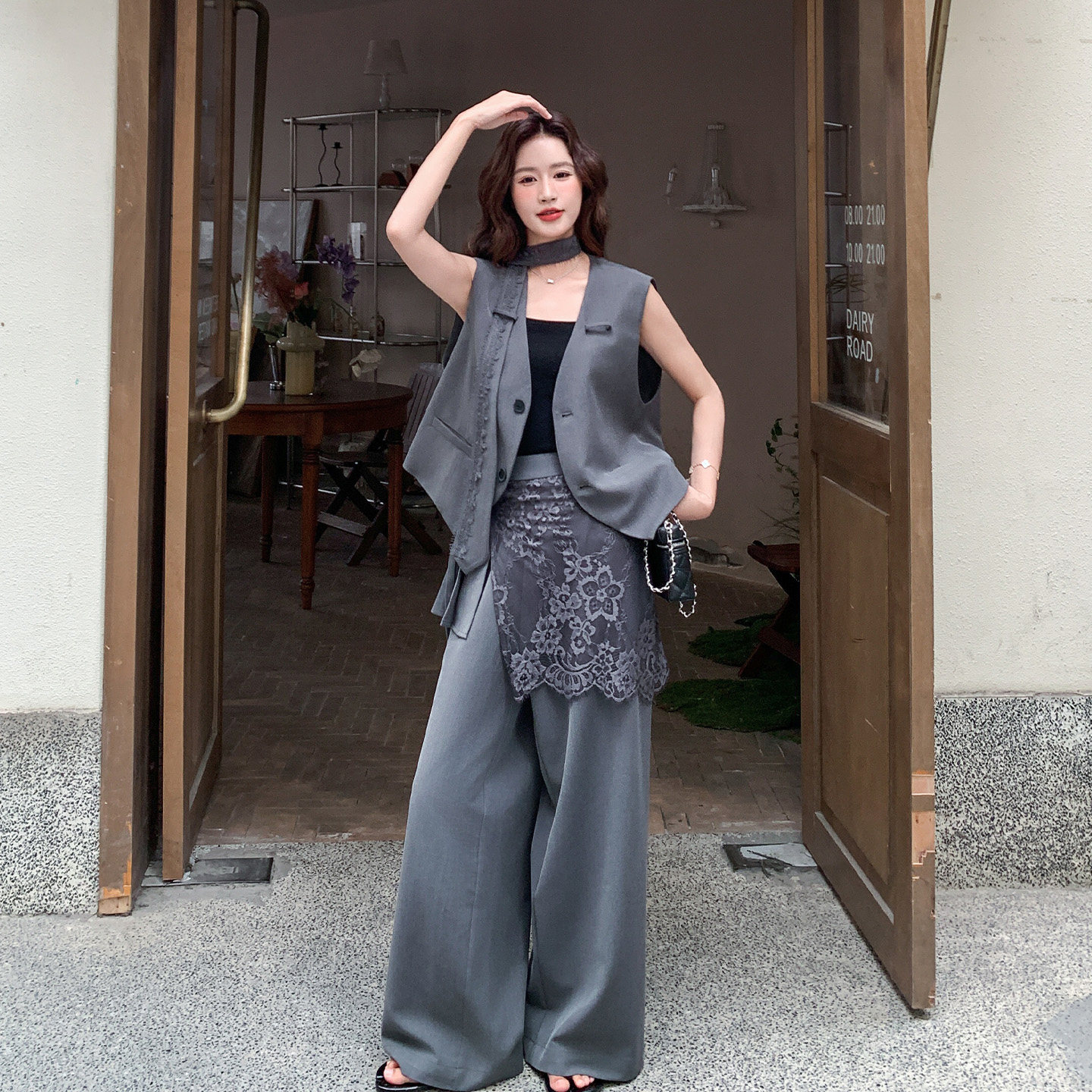 灰色高级感炸街御姐风套装女2026夏新款V领马甲屁帘阔腿裤两件套