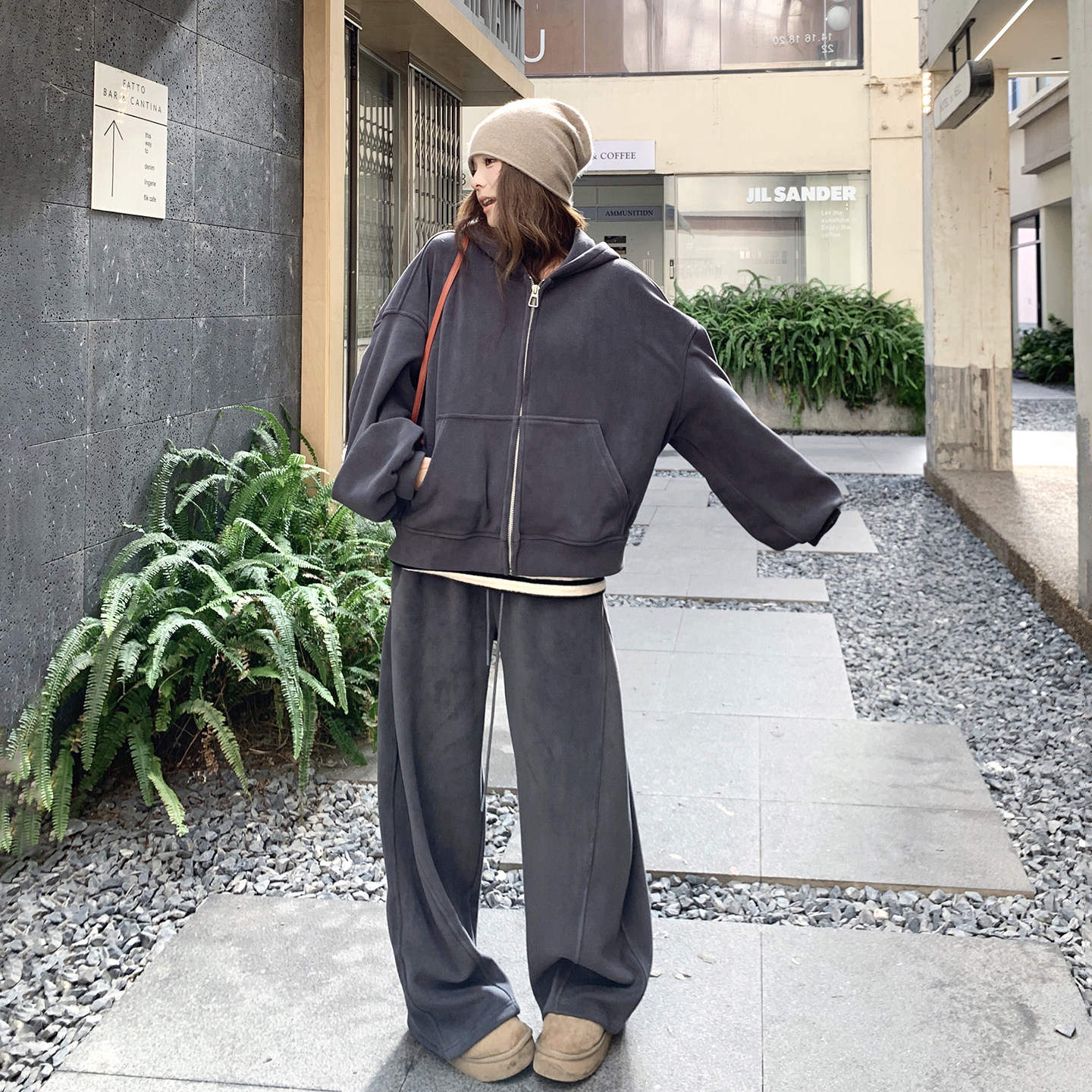 灰色复古休闲风运动套装女2026新款连帽卫衣外套弯刀阔腿裤两件套