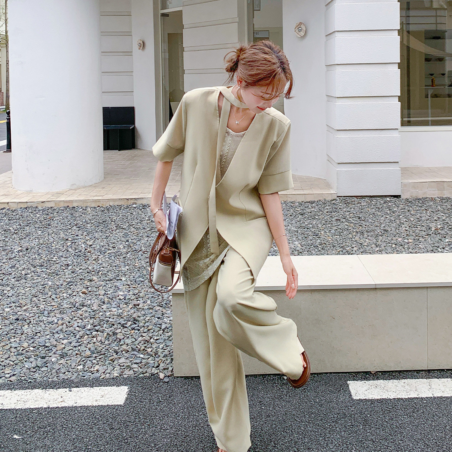 卡其色老钱风休闲短袖西装套装女2026新款镂空内搭阔腿裤三件套夏