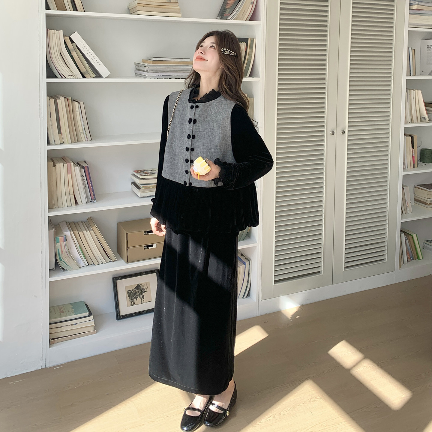 黑色法式文艺风马甲套装裙女2026春季高级感丝绒上衣半身裙三件套