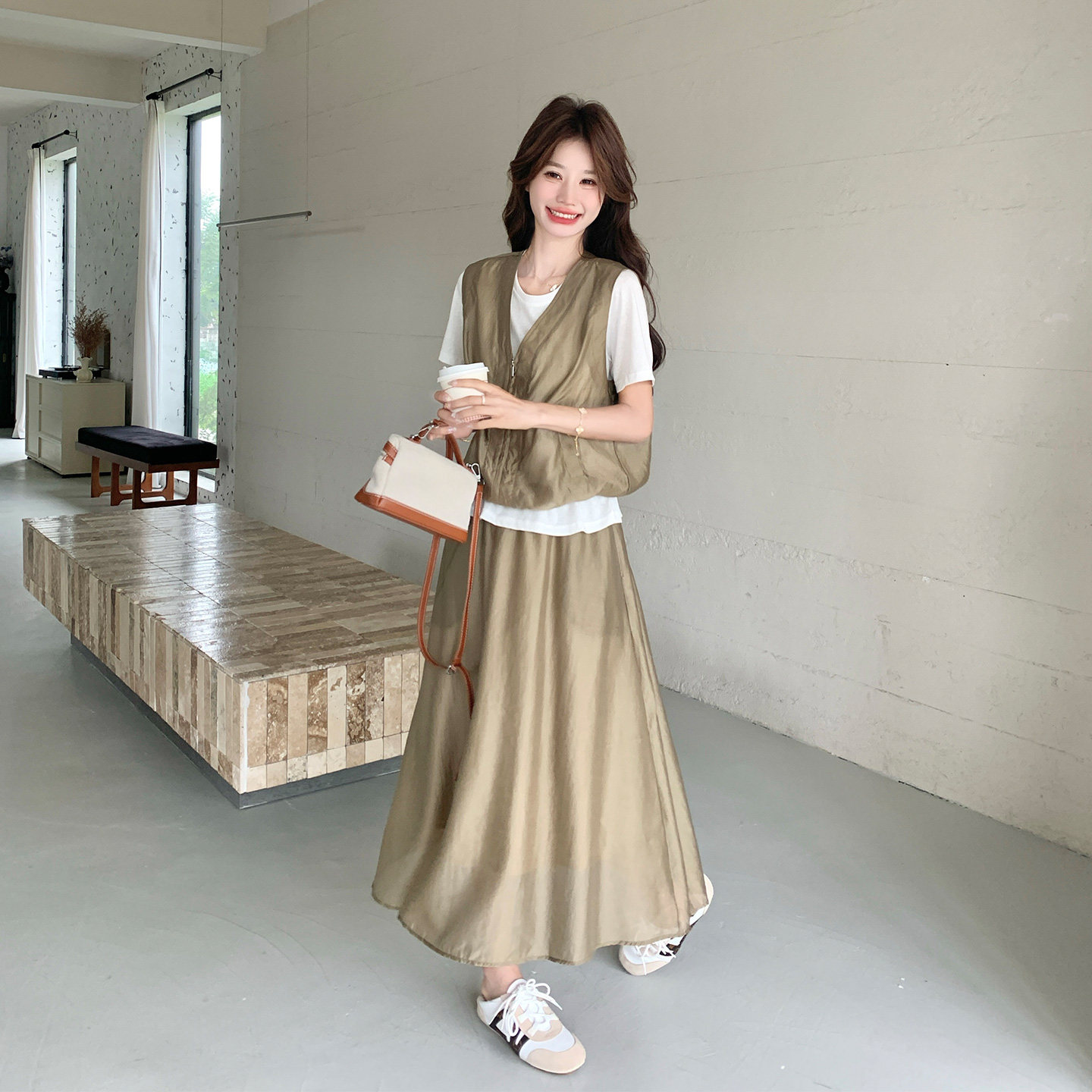初夏梨形身材穿搭显瘦套装女2026新款V领马甲短袖T恤半身裙三件套