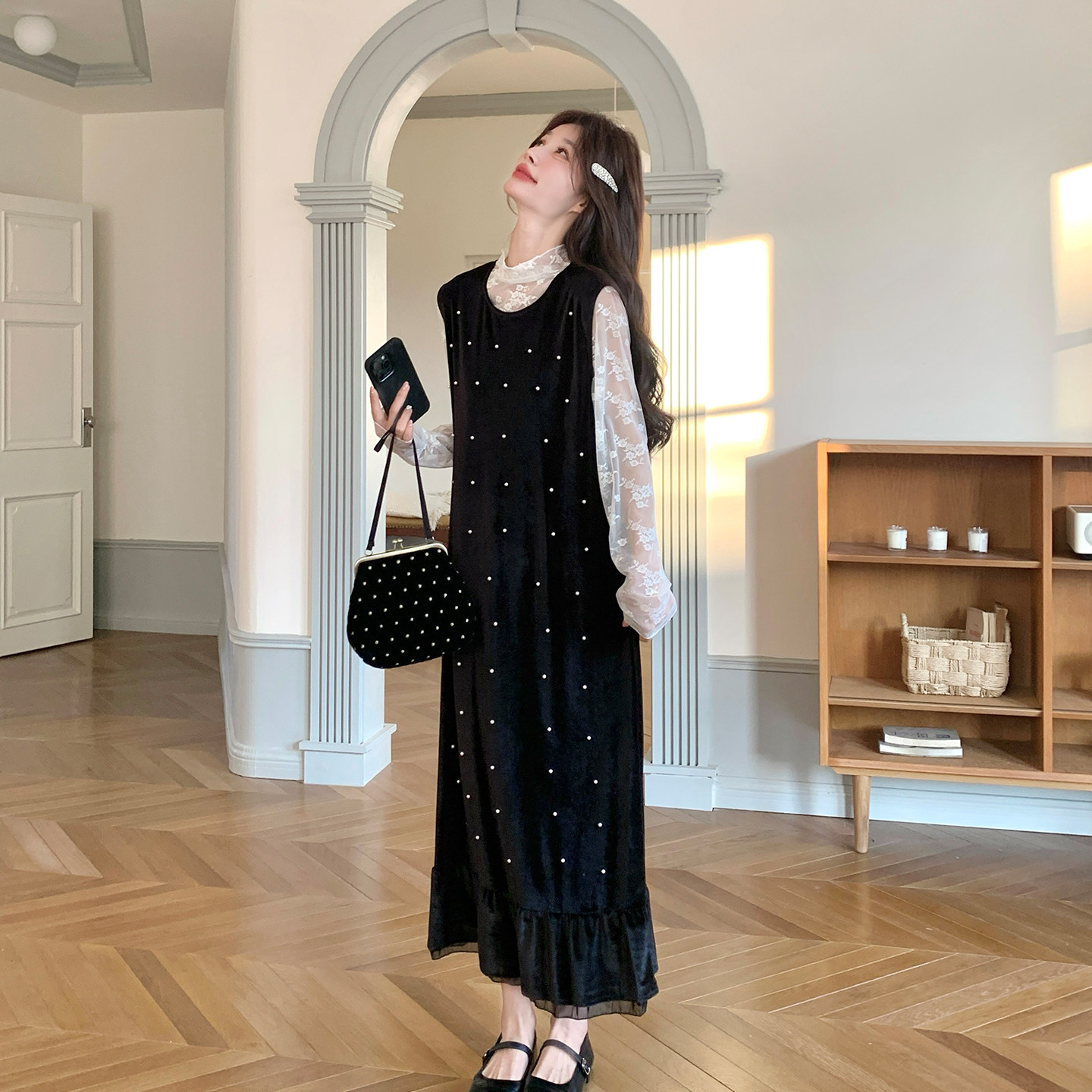 黑色复古气质钉珠丝绒背心连衣裙女2026早春新款蕾丝拼接优雅长裙