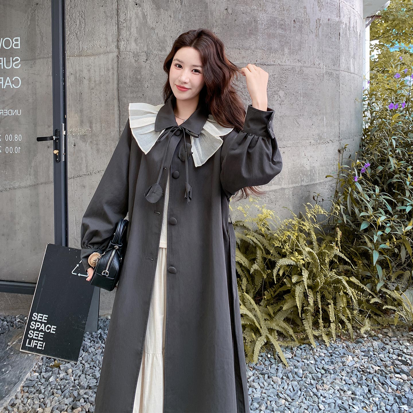 灰色休闲减龄甜美风外套女2026新款韩式中长款俏皮娃娃领撞色风衣