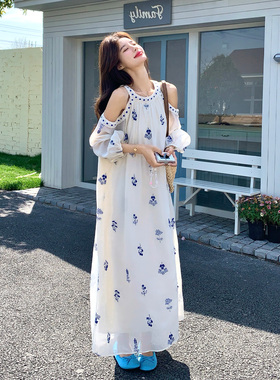 白色法式优雅度假风印花连衣裙女2026新款夏日高端设计感挂脖长裙