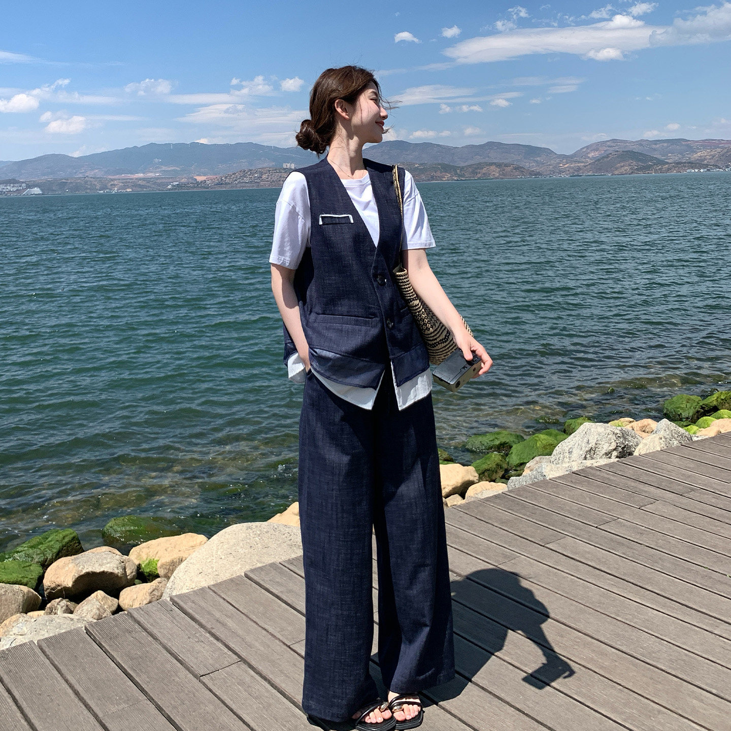 深蓝色率性干练拼色牛仔马甲套装夏休闲T恤阔腿裤三件套2026新款