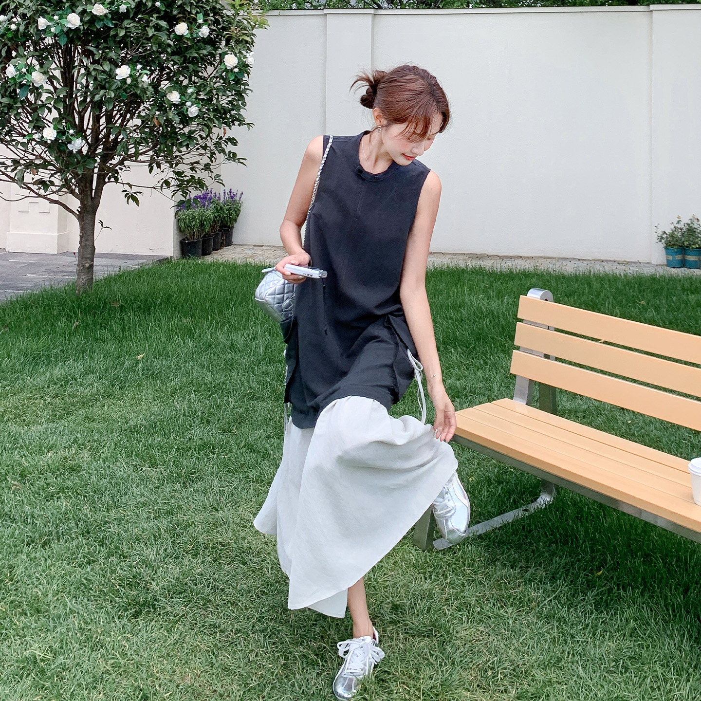 黑色韩系风简约撞色拼接背心连衣裙女2026初夏新款松弛感时尚长裙