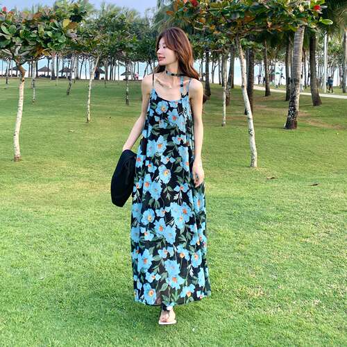 蓝色法式绝美气质度假风吊带连衣裙女2026夏季新款撞色印花A字裙