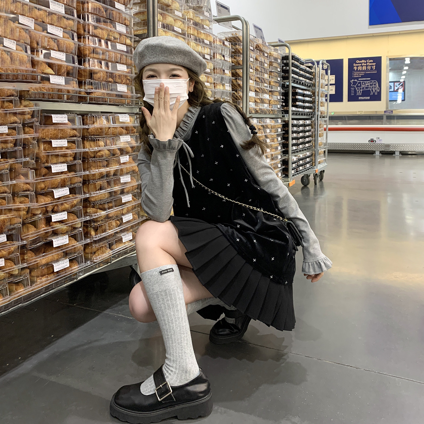 黑色气质减龄少女感丝绒背心连衣裙套装女2026春季新款内搭两件套