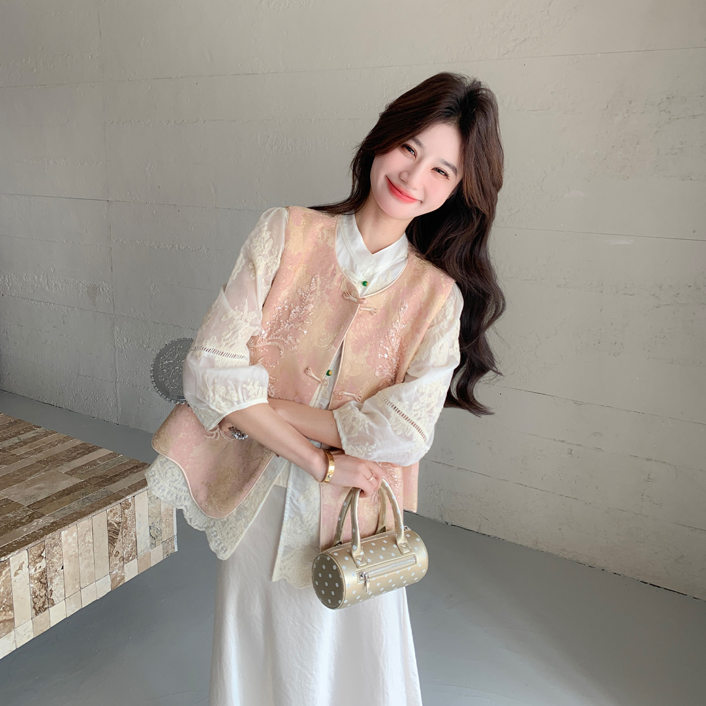 新中式精致温柔风套装女2026春季新款亮片刺绣盘扣马甲衬衫两件套