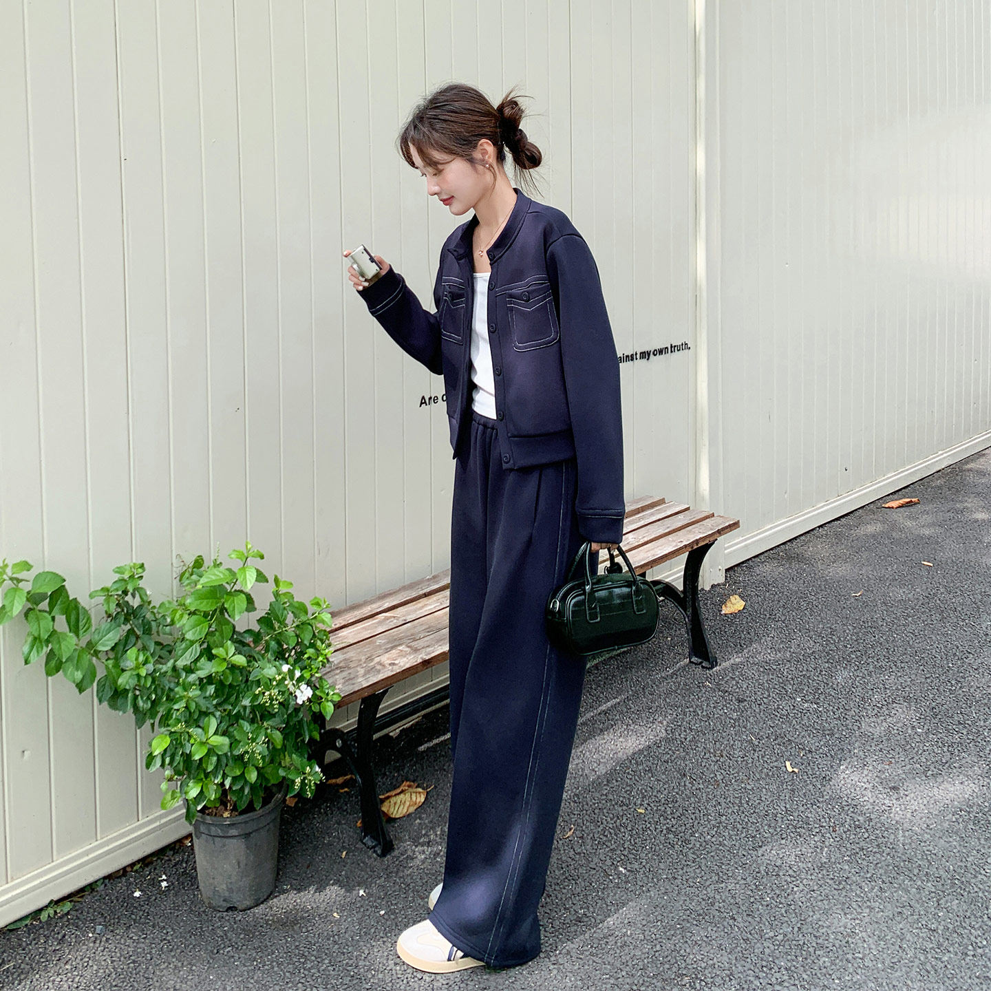 早春通勤百搭休闲套装女2026年新款短款圆领上衣高腰阔腿裤两件套