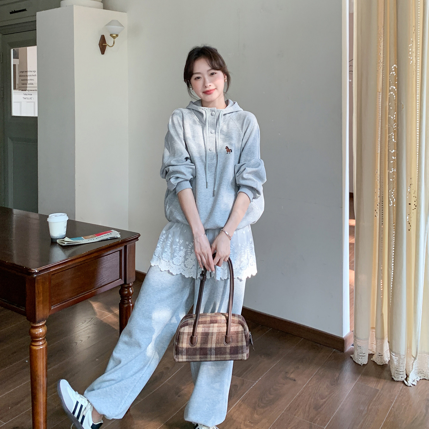 灰色小马刺绣卫衣套装女2026春新款连帽上衣蕾丝屁帘阔腿裤两件套