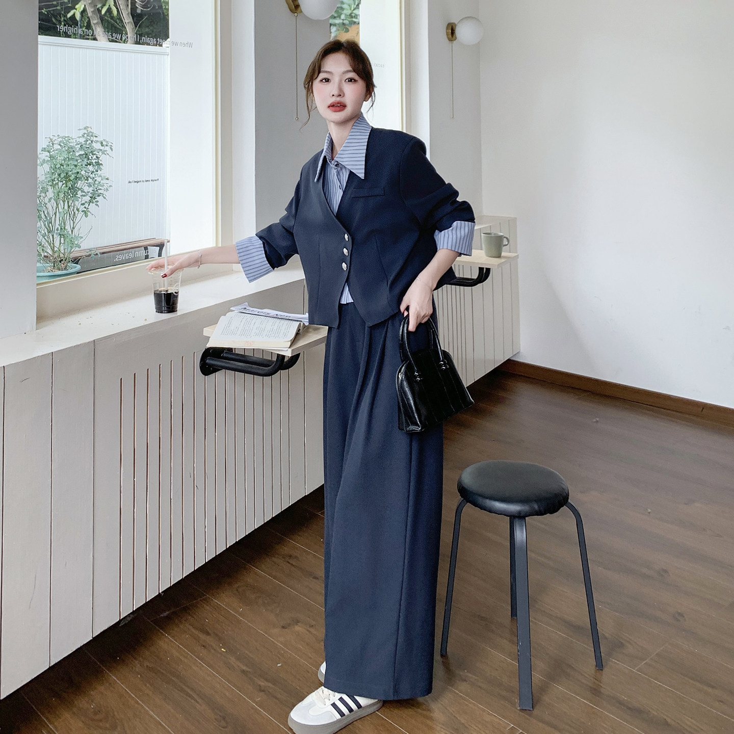 藏青色通勤职业套装女春2026新款假两件条纹拼接上衣阔腿裤两件套