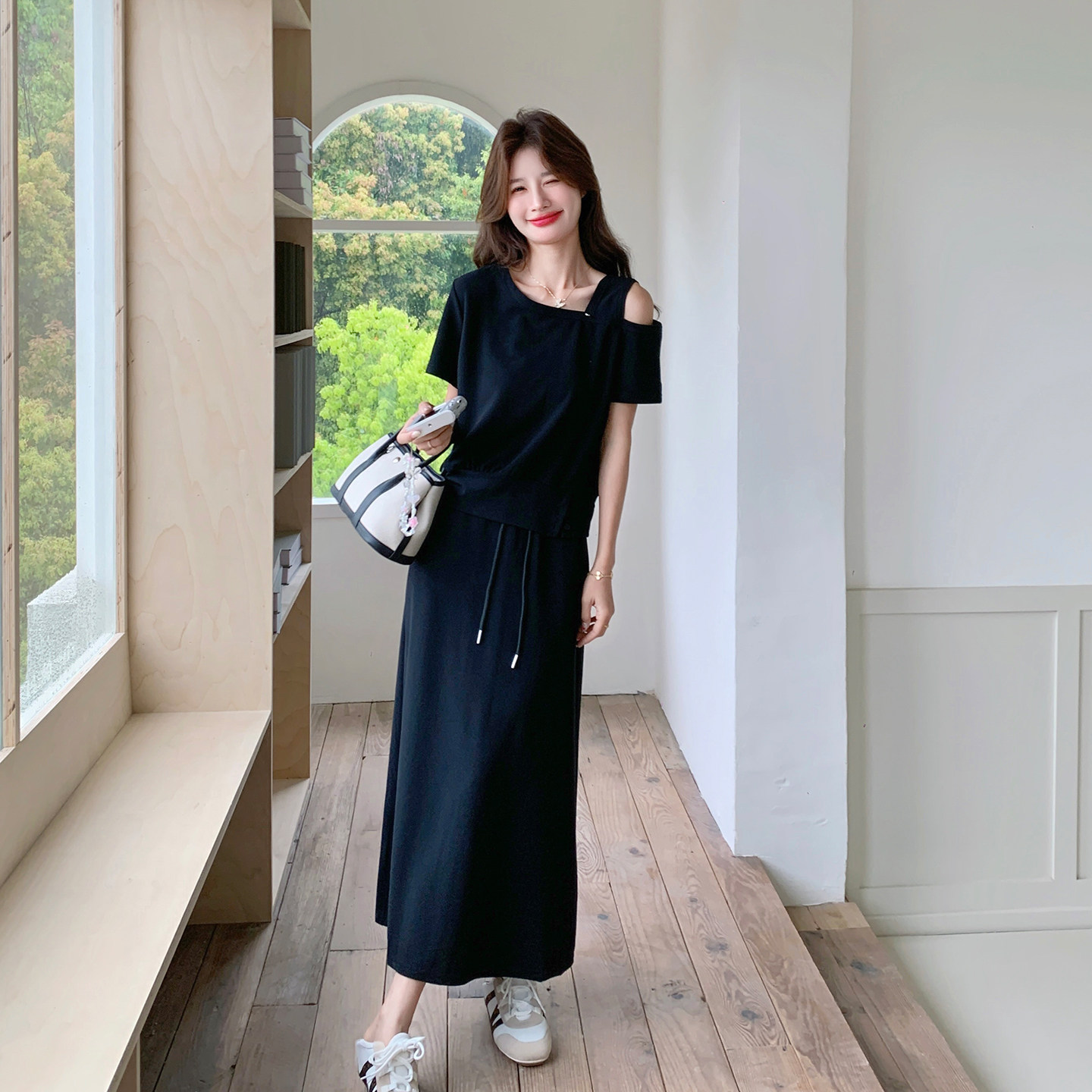 黑色甜辣运动风套装女2026初夏新款韩系休闲露肩上衣半身裙两件套