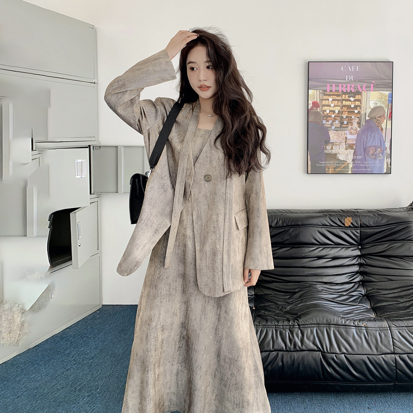 灰咖色复古轻熟风吊带连衣裙套装女2026春气质V领西服长裙两件套