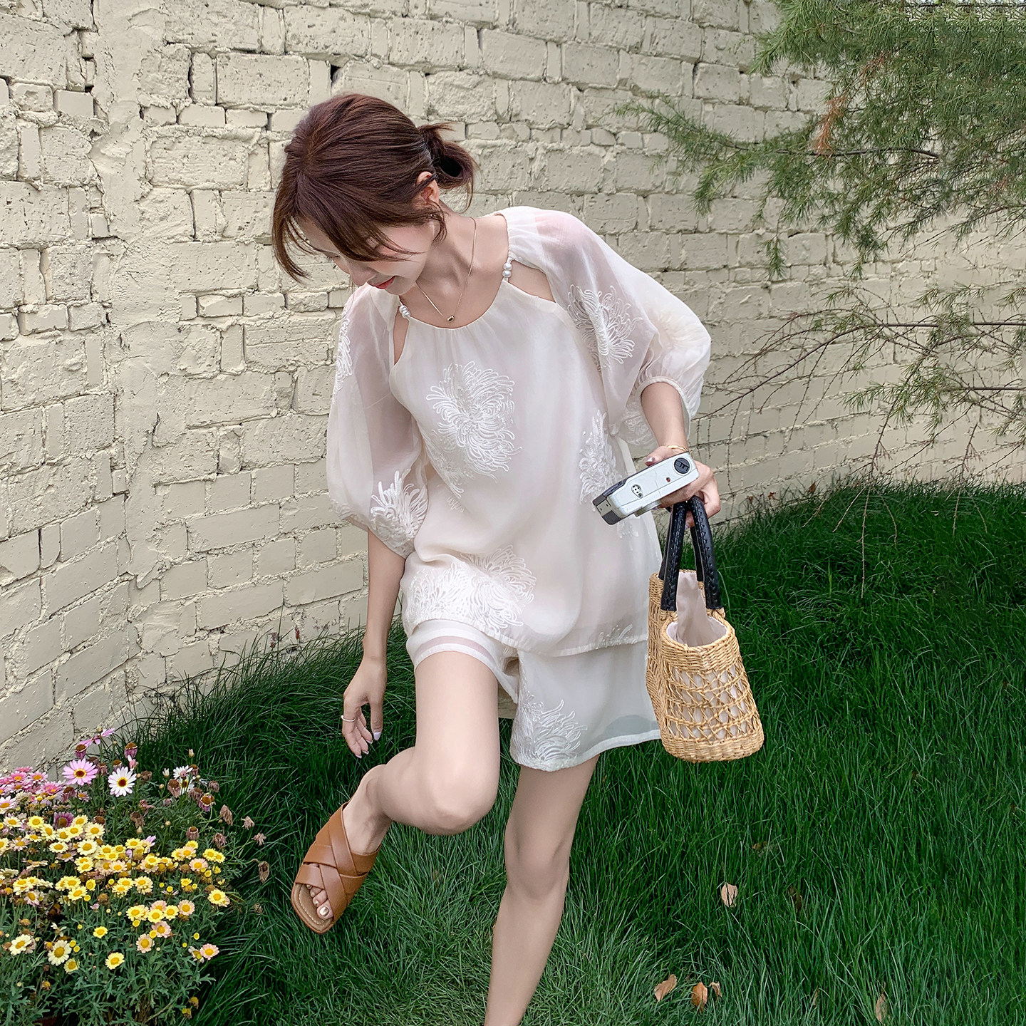 高级感轻奢女装套装2026夏新款法式慵懒风绣花上衣宽松短裤两件套