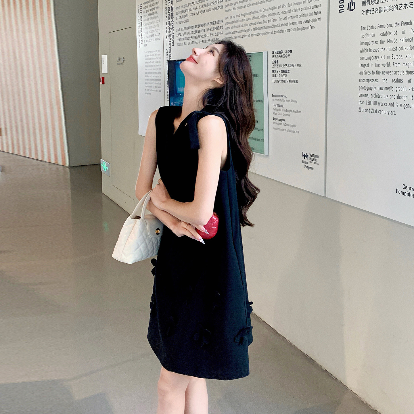 黑色简约甜美无袖连衣裙女小个子2026夏新款设计感立体花朵背心裙