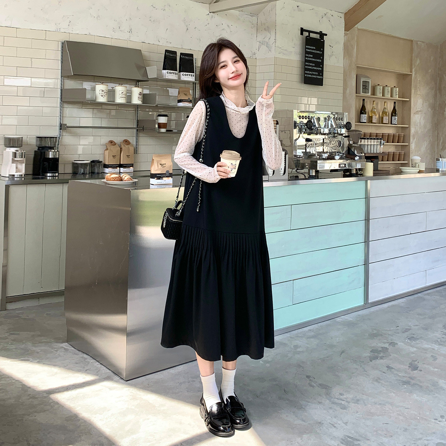 黑色法式简约松弛感U领背心连衣裙女2026春季新款休闲风气质长裙