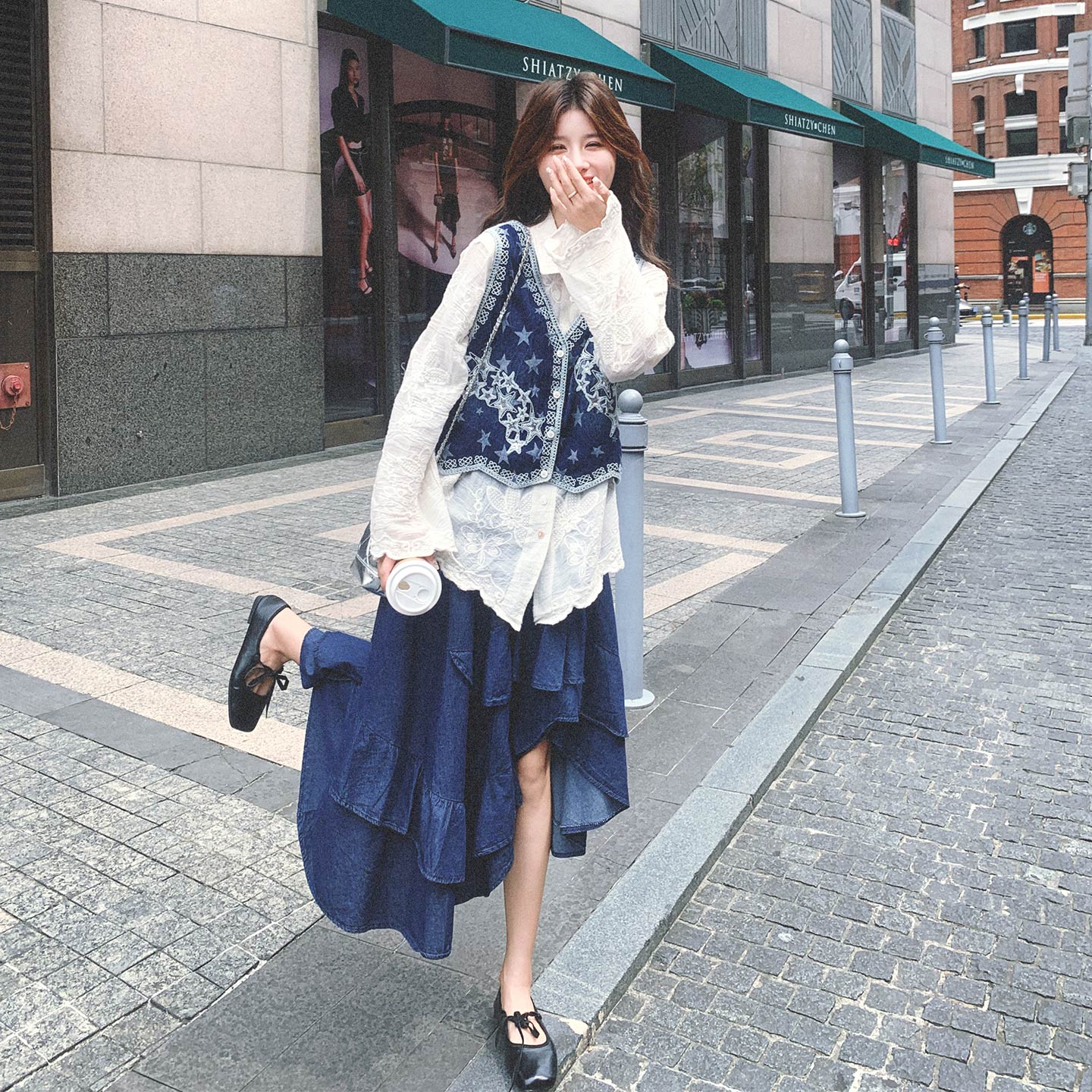 秋日绝美名族风刺绣马甲套装女2026新款印花衬衫不规则半裙三件套