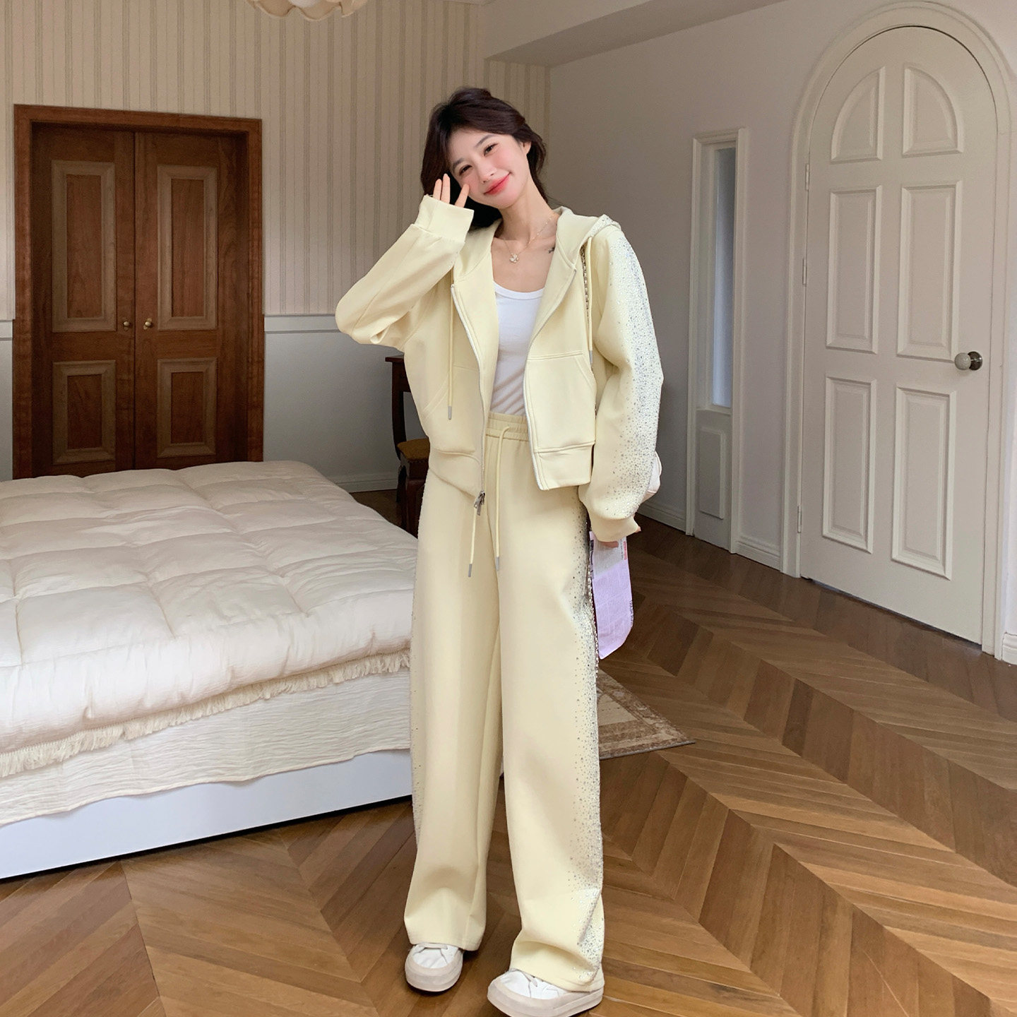 浅黄色设计感烫钻套装女2026春新款韩系减龄连帽卫衣阔腿裤两件套