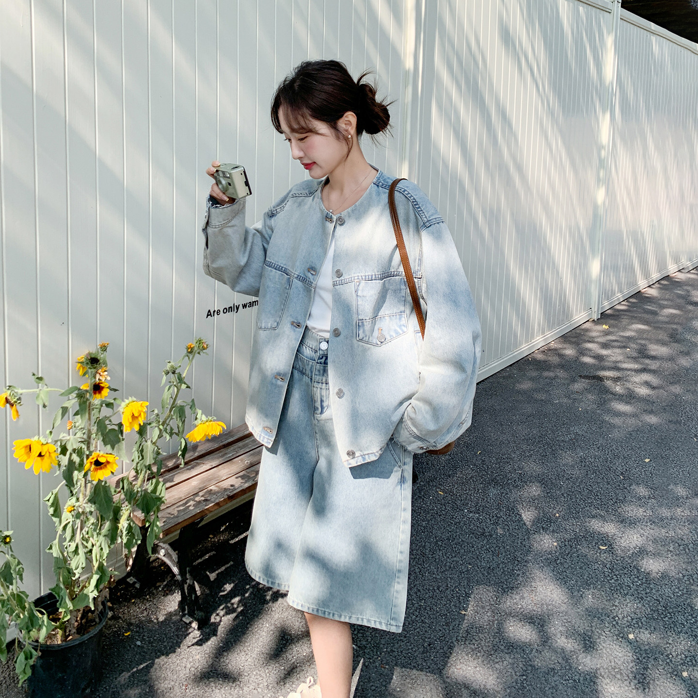 蓝色复古高级感牛仔套装女2026春季新款小个子时尚上衣短裤两件套