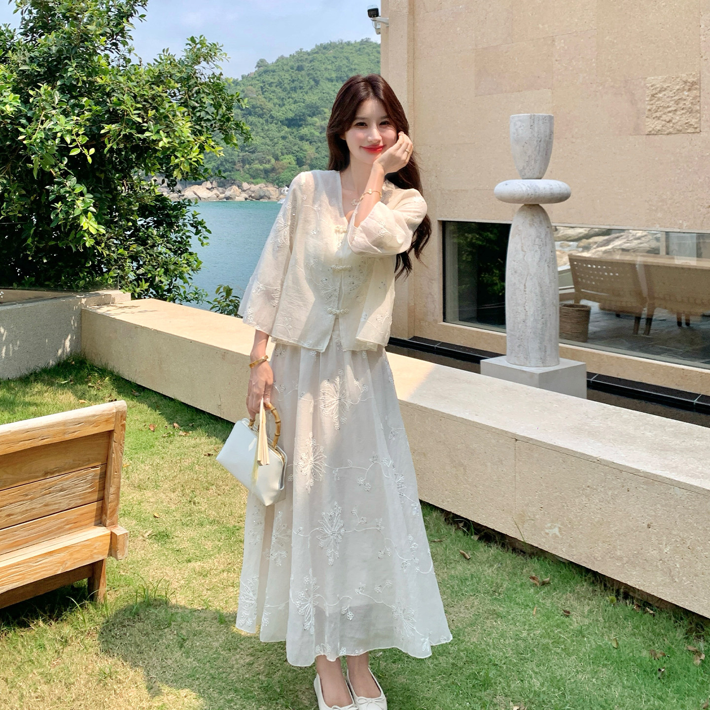 新中式温柔风亮片绣花套装女2026夏新款V领盘扣上衣半身裙两件套